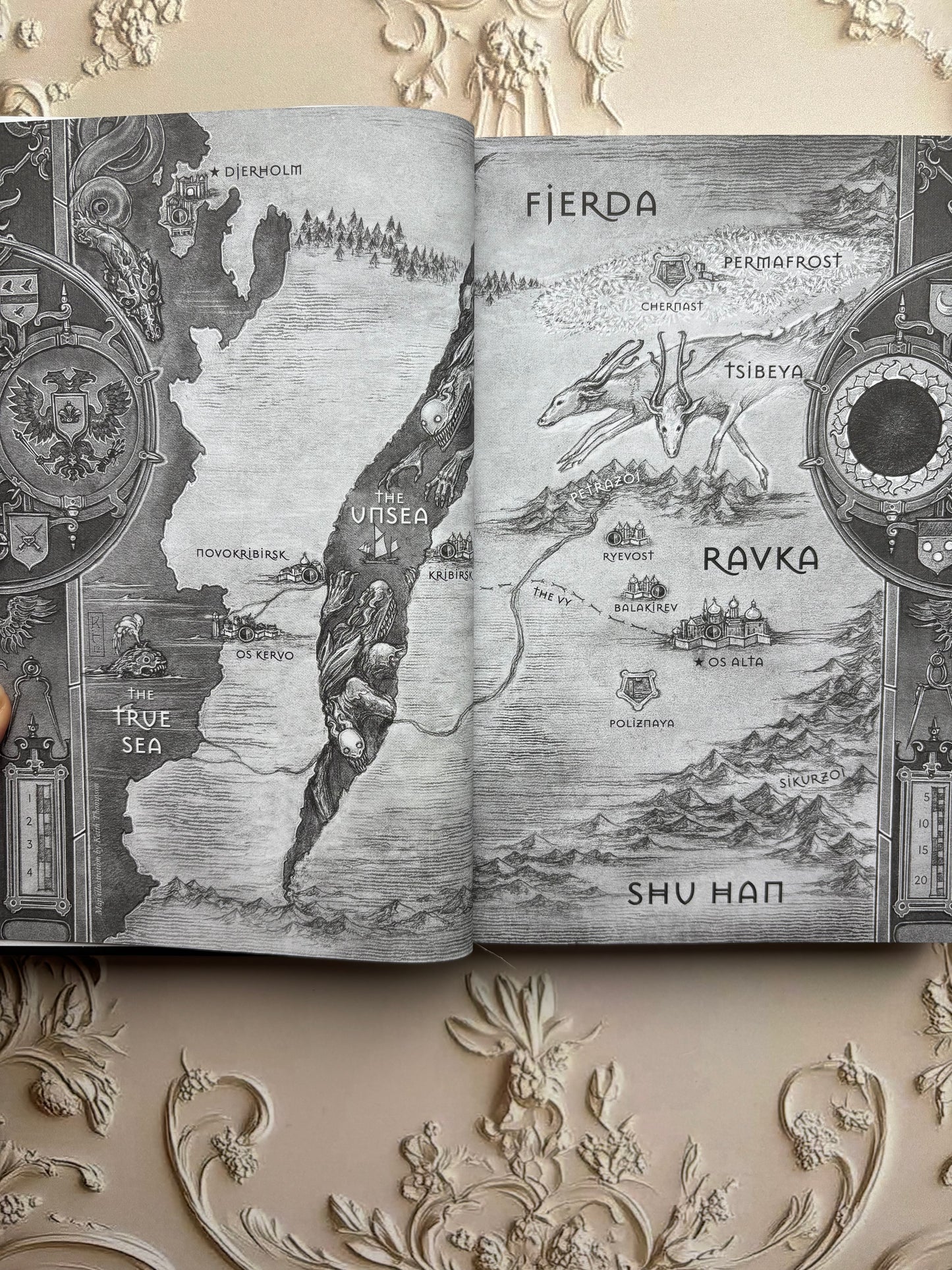 Shadow And Bone: The Collector's Edition