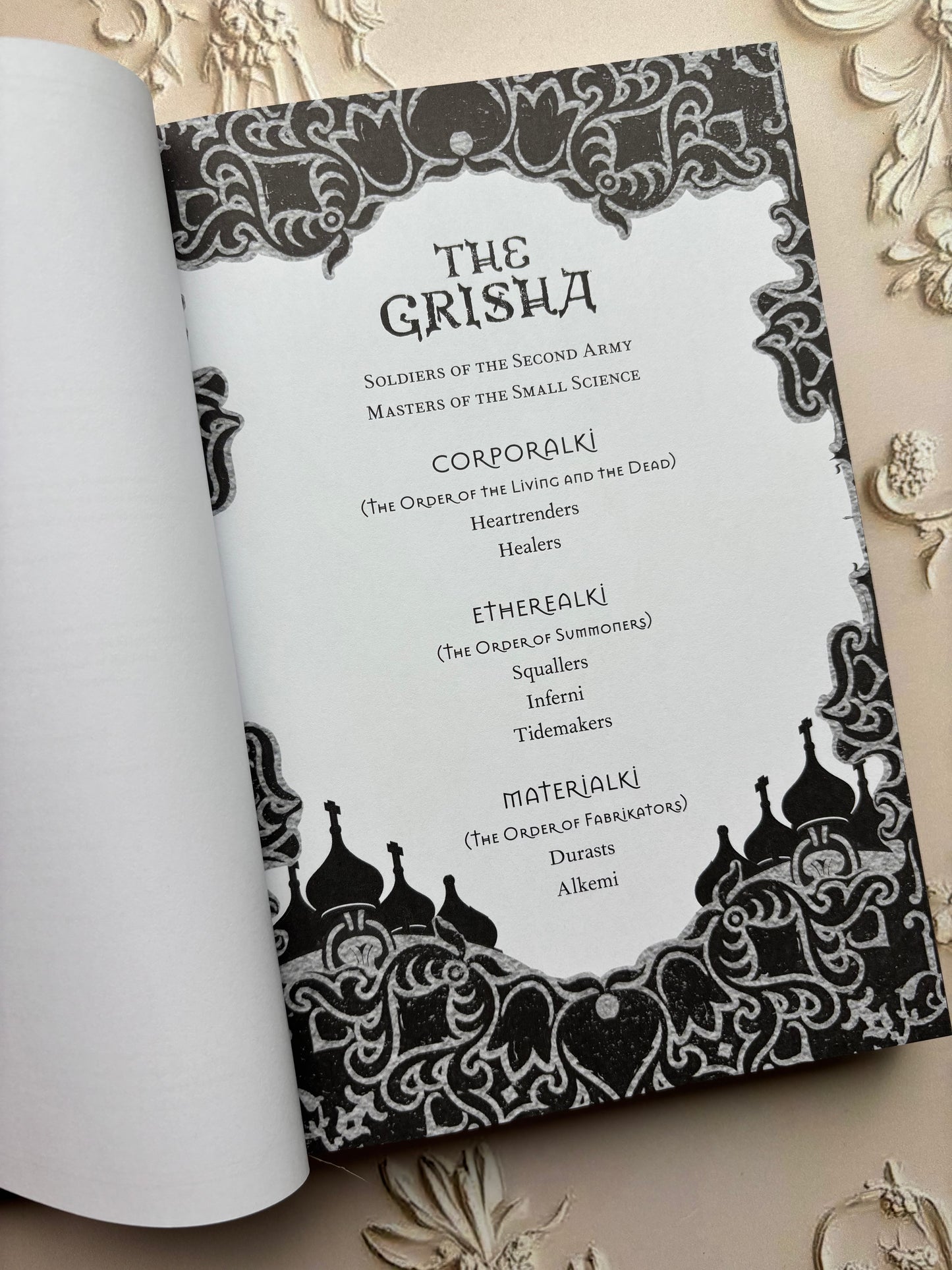 Shadow And Bone: The Collector's Edition